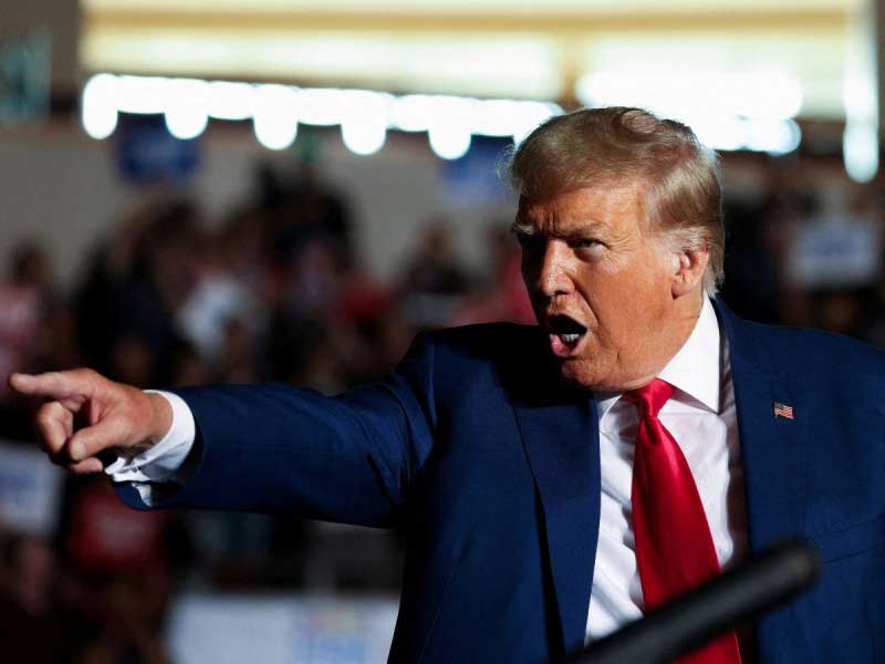 Trump reemplaza a su abogado antes de entregarse ante las autoridades en Georgia