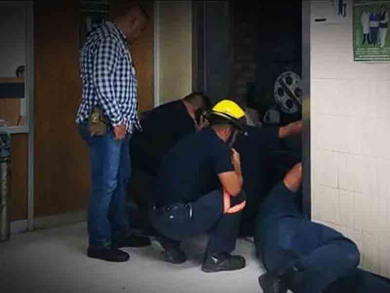 Rescatan a 7 personas atrapadas por más de 3 horas en elevador del IMSS de Monclova, Coahuila