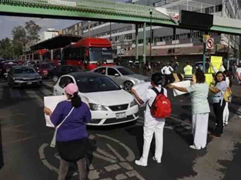 Médicos paralizan la CDMX con bloqueos; rechazan su incorporación al IMSS-Bienestar
