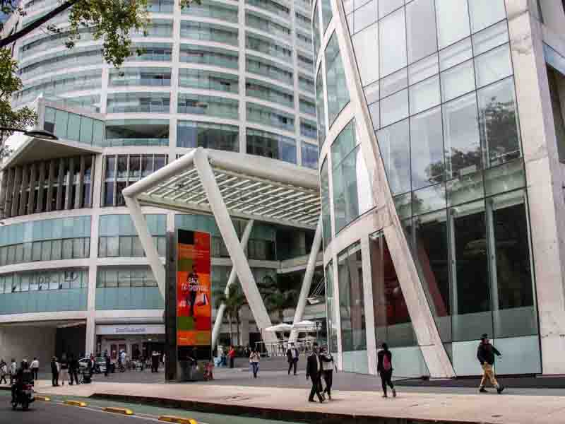 Muere hombre en Reforma 222 tras arrojarse del tercer piso