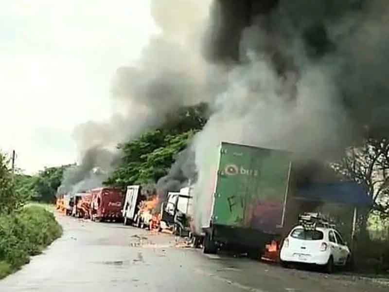 #Video Queman patrullas y vehículos en la carretera Tantoyuca-San Sebastián, Veracruz