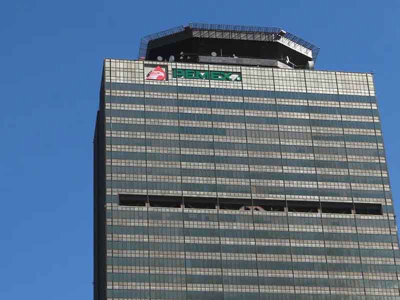 Moody's baja perspectiva de calificación de Pemex de estable a negativa