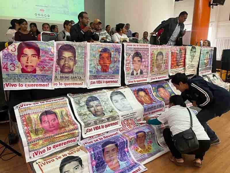 Padres de los 43 solicitan reunión con AMLO