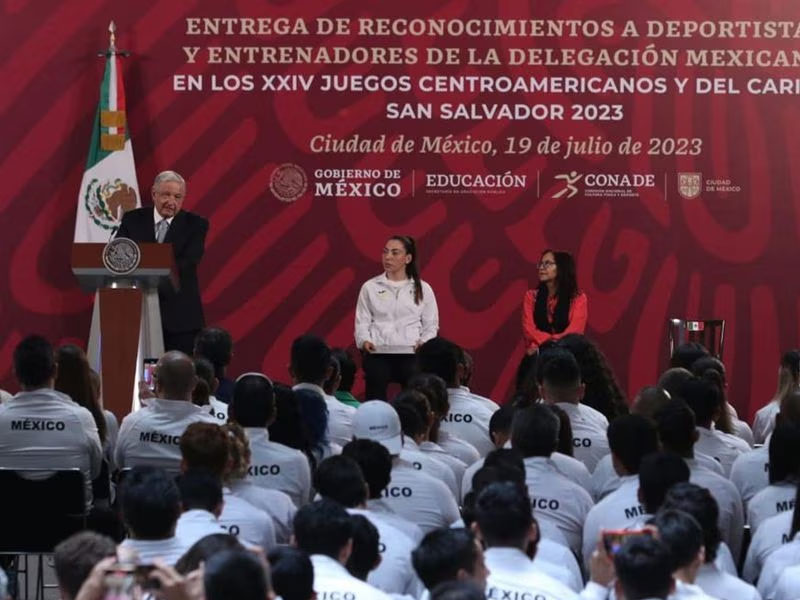 AMLO asegura apoyo a deportistas tras resultados en Juegos Centroamericanos y del Caribe.