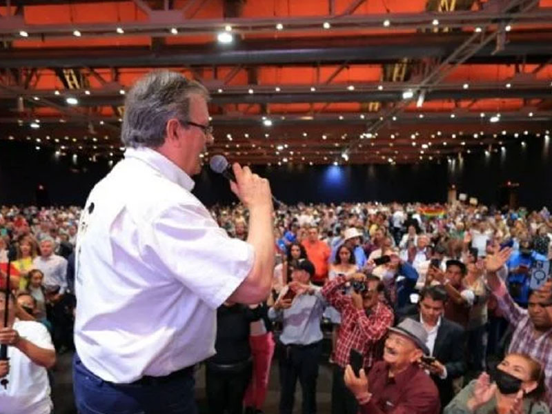 Ebrard descalifica encuestas de Sheinbaum, y difunde otras con él a la cabeza.