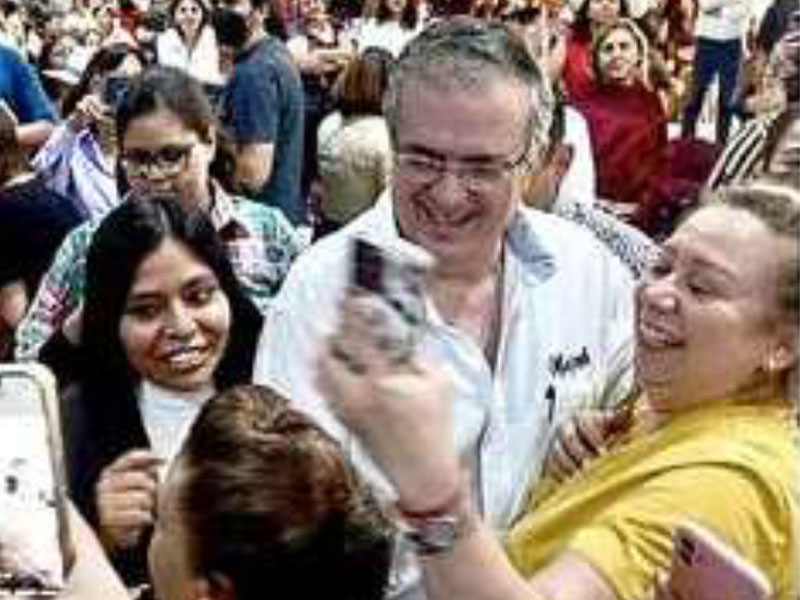 Promete Ebrard seguridad a mujeres.